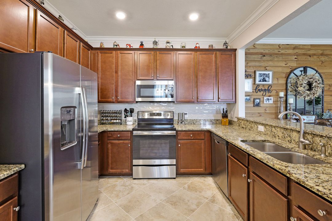 2727 Blossom Wy, Naples, FL 34120