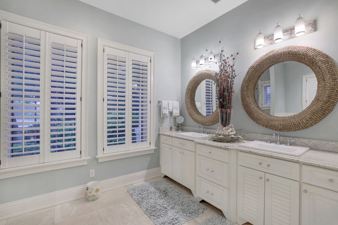 572 7th Ave N, Naples, FL 34102