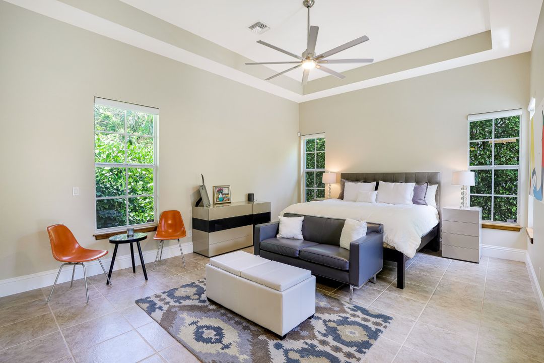 9242 Vanderbilt Dr, Naples, FL 34108