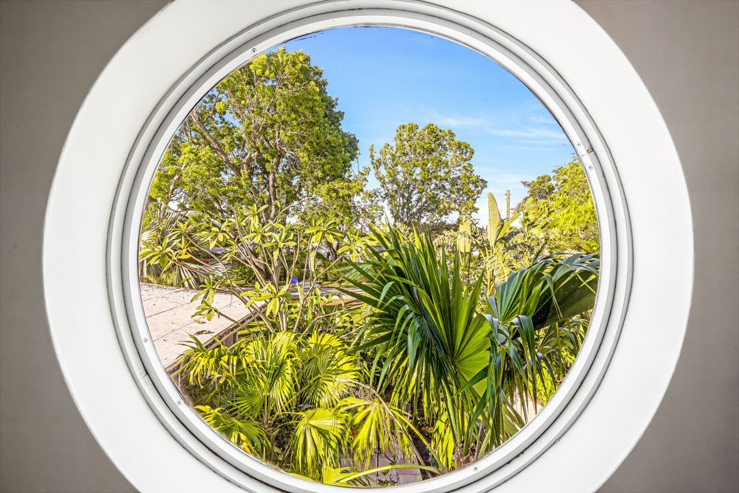 384 3rd Ave N, Naples, FL 34102