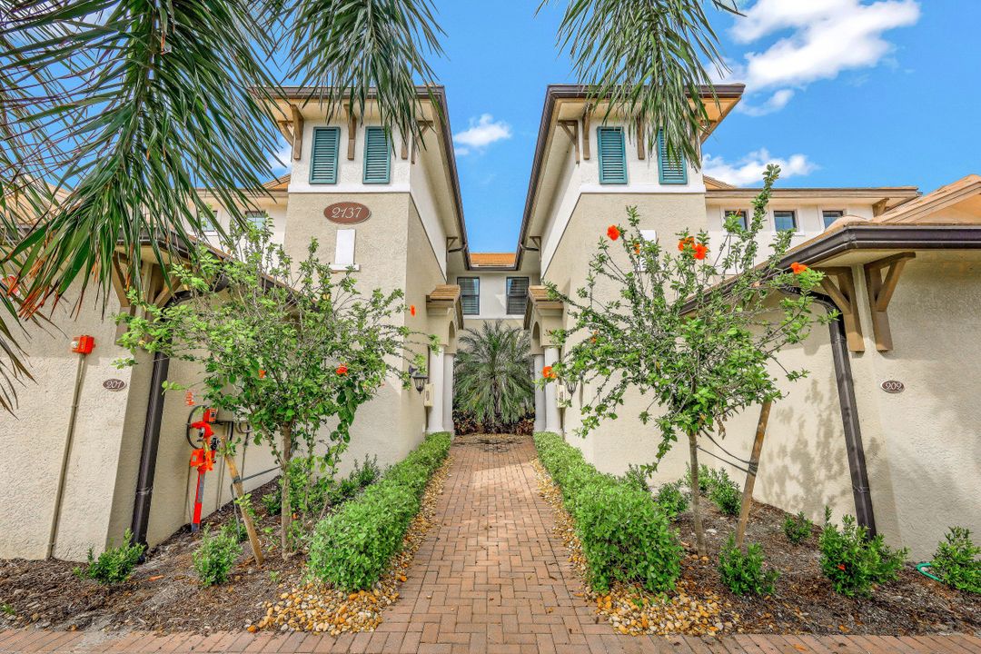 2137 Frangipani Cir #3 - 202, Naples, FL 34120