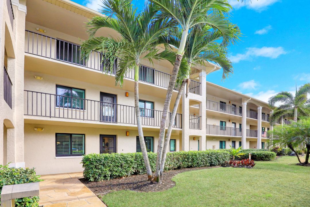 5792 Deauville Cir, Naples, FL 34112