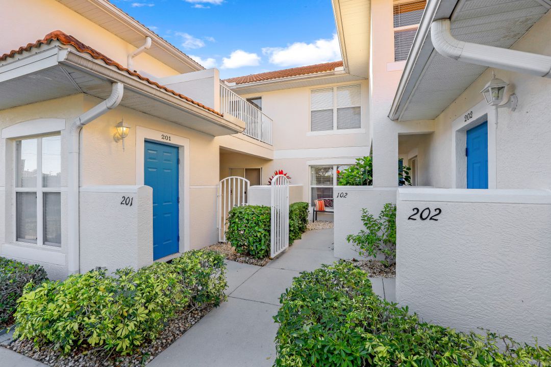 5060 Cedar Springs Dr #102, Naples, FL 34110