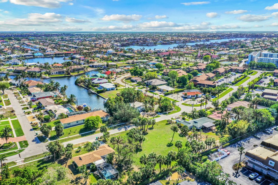 122 Greenbrier St, Marco Island, FL 34145