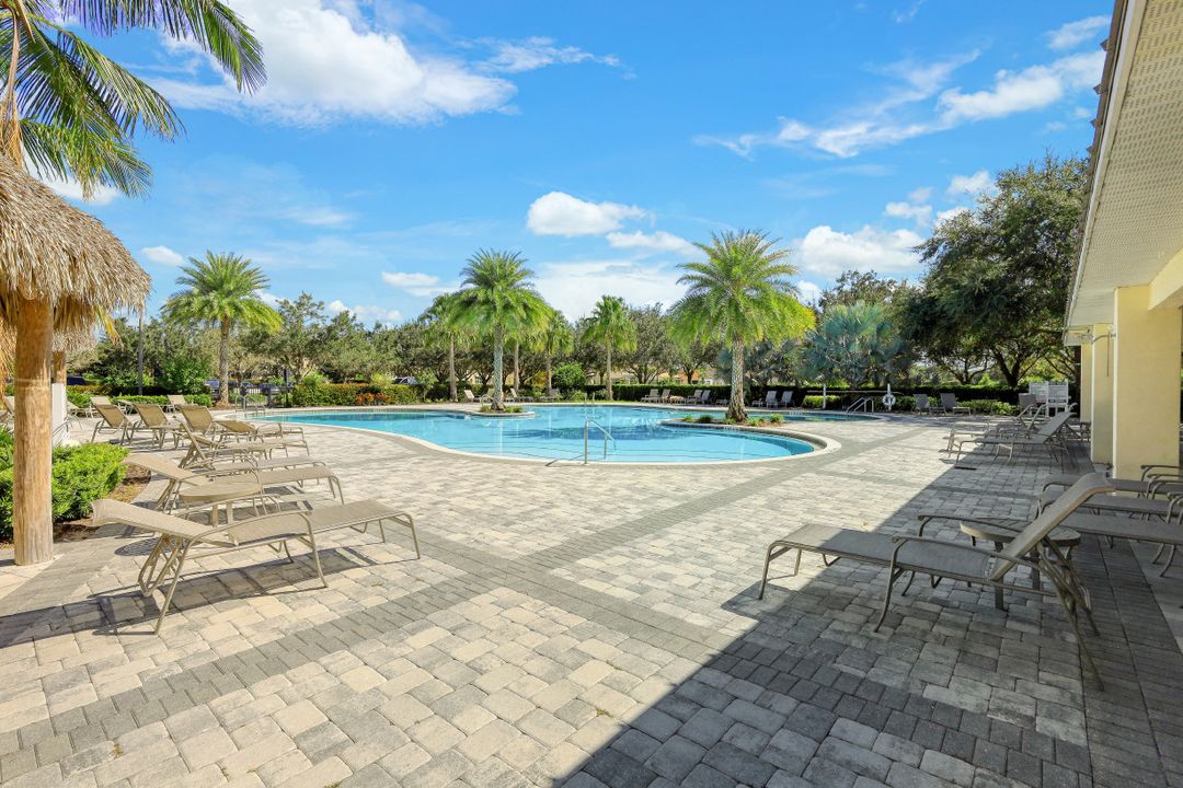 2042 Tamarron Ln, Naples, FL 34120