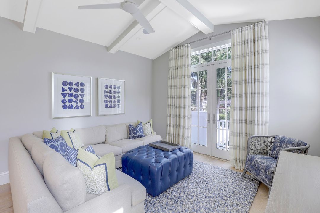 154 4th Ave N, Naples, FL 34102