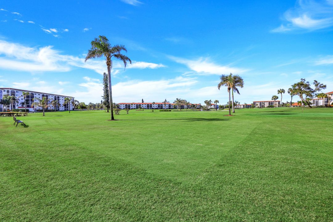 21 High Point Cir E #108, Naples, FL 34103