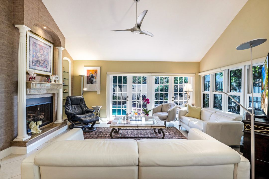 543 Bay Villas Ln, Naples, FL 34108