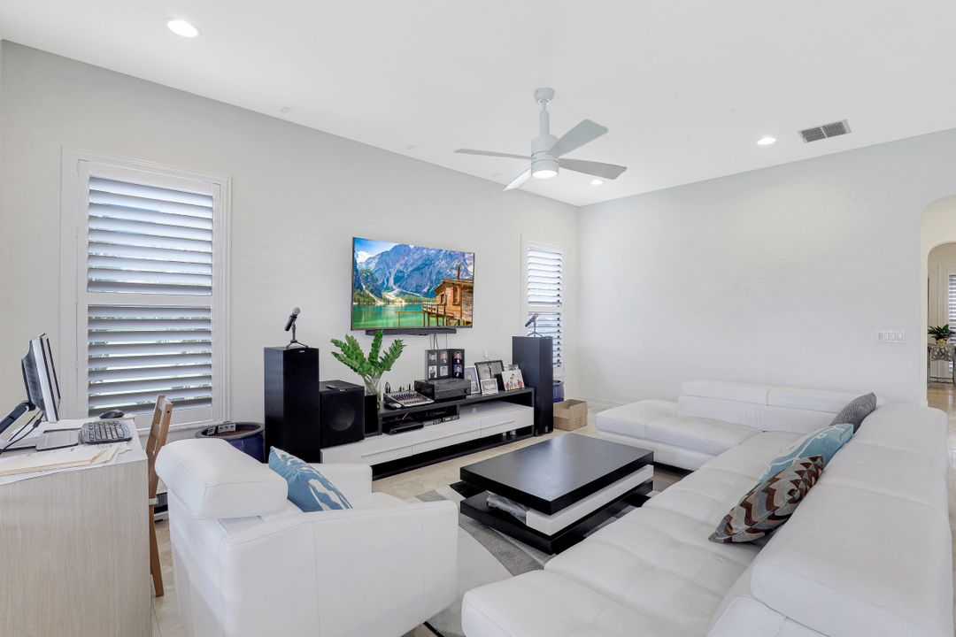 9256 Woodhurst Dr, Naples, FL 34120