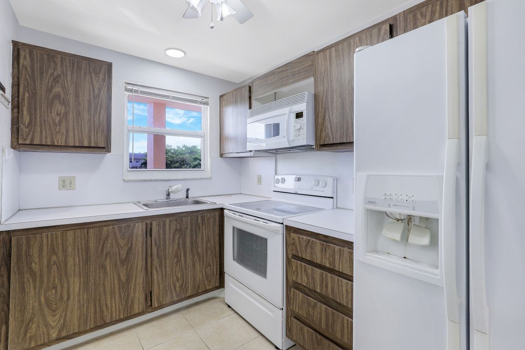 160 Turtle Lake Ct #204, Naples, FL 34105