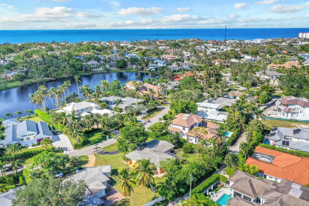 580 Palm Cir E, Naples, FL 34102