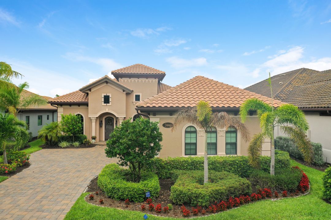 7446 Lantana Cir, Naples, FL 34119