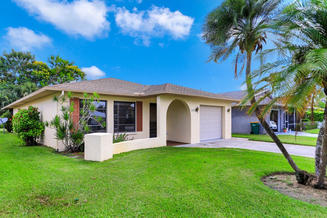 691 104th Ave N, Naples, FL 34108