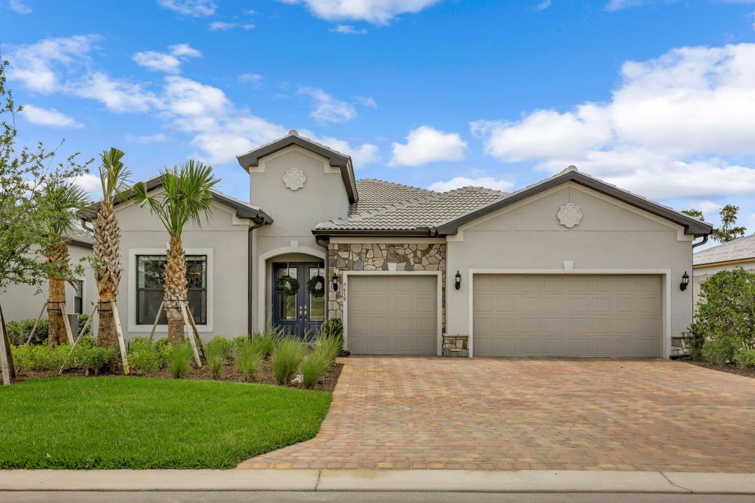 9610 Everglades Dr, Naples, FL 34120