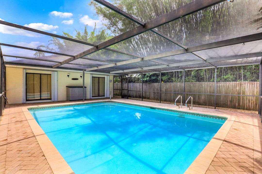 814 93rd Ave N, Naples, FL 34108