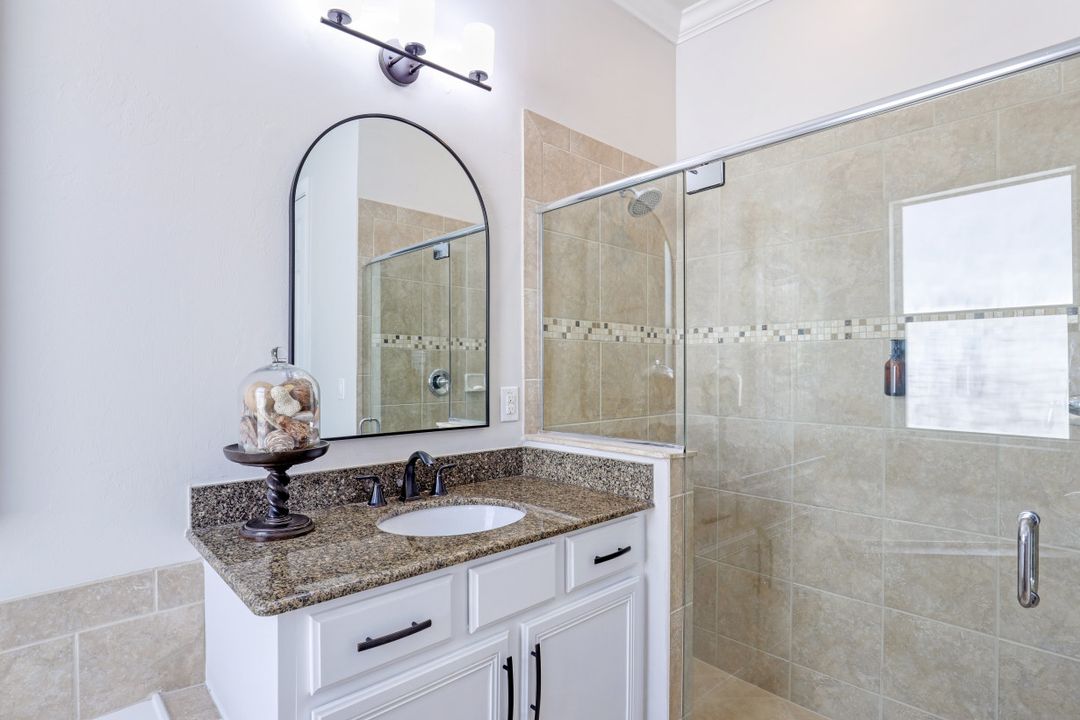 9423 Quarry Dr, Naples, FL 34120