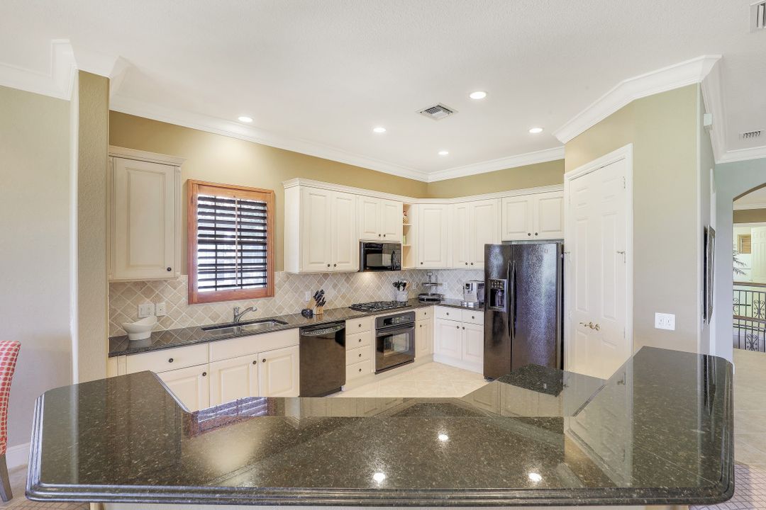 8997 Cherry Oaks Tr #202, Naples, FL 34114