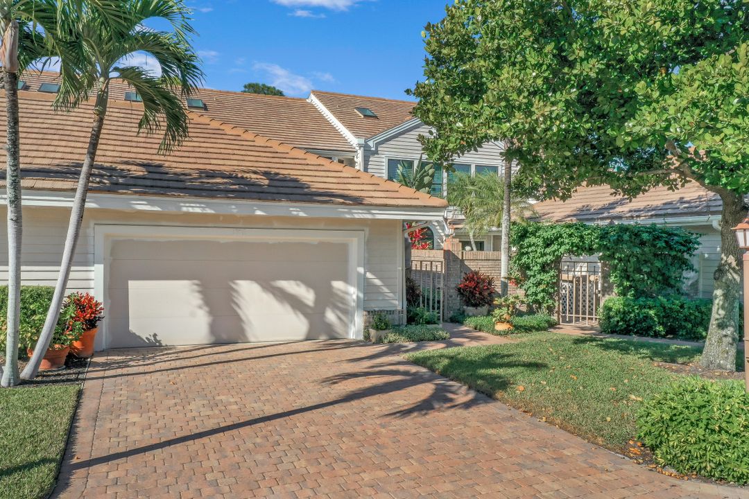 581 Gulf Park Dr, Naples, FL 34108