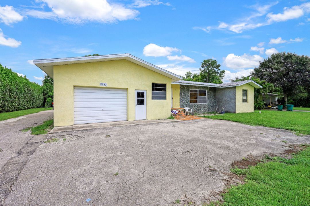 5257 Cypress Ln, Naples, FL 34113