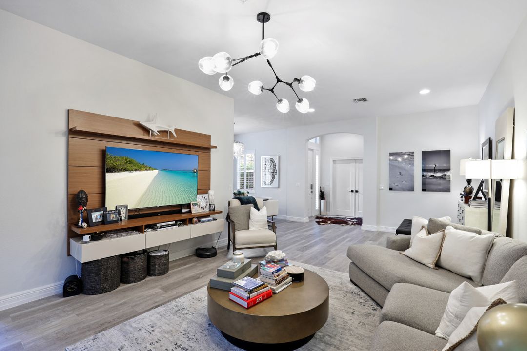 762 Vistana Cir, Naples, FL 34119