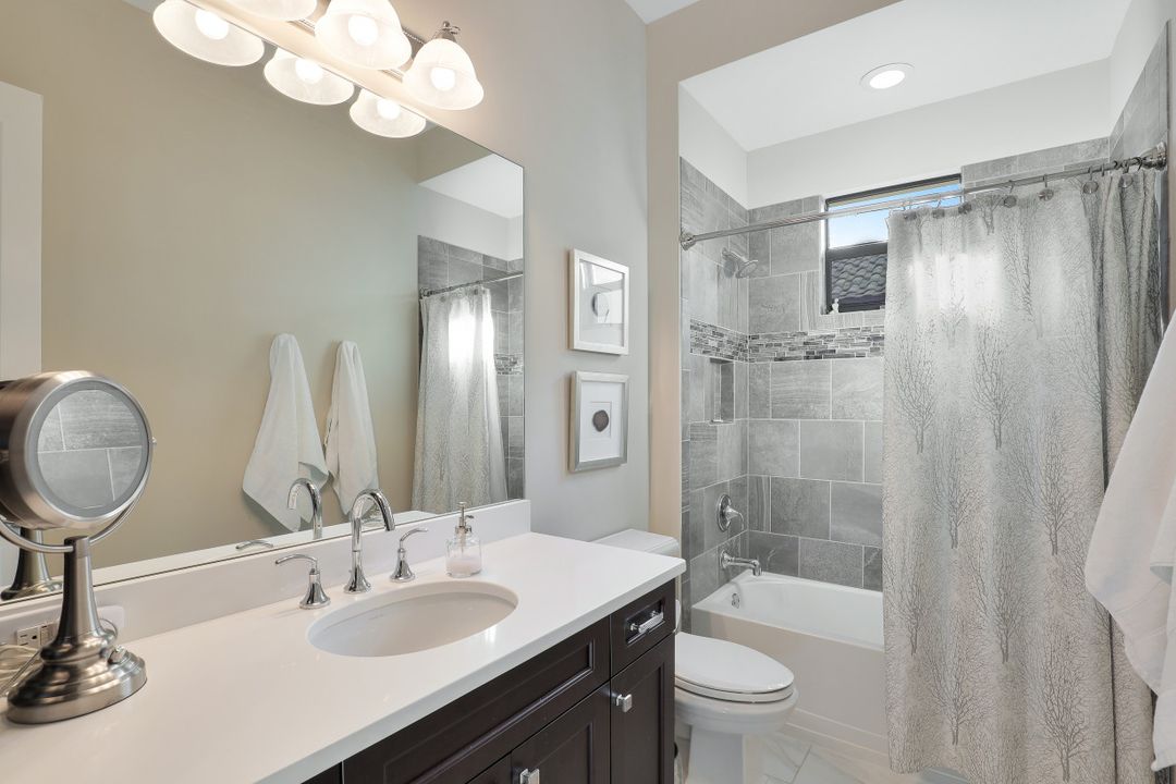 7247 Lantana Cir, Naples, FL 34119