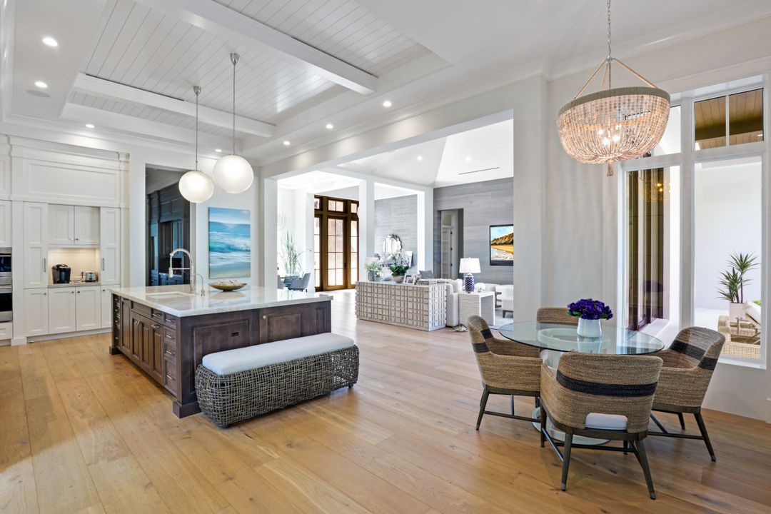 810 Bentwood Dr, Naples, FL 34108