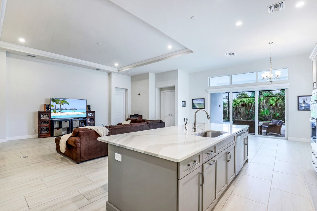 9003 Redonda Dr, Naples, FL 34114