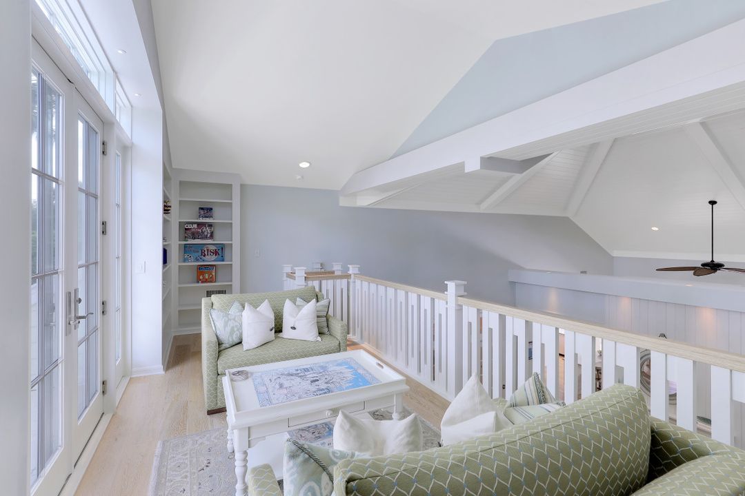 154 4th Ave N, Naples, FL 34102