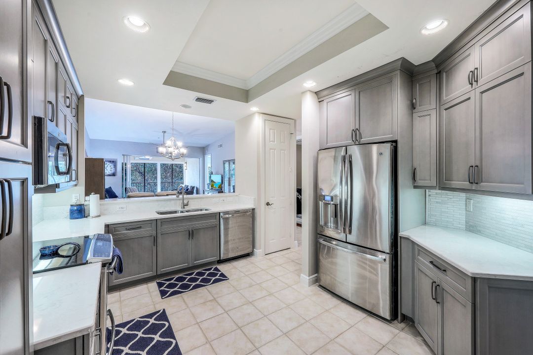4800 Yacht Harbor Dr #822, Naples, FL 34112