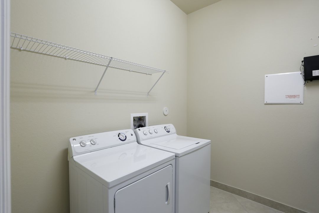 3883 Gibralter Dr, Naples, FL 34119