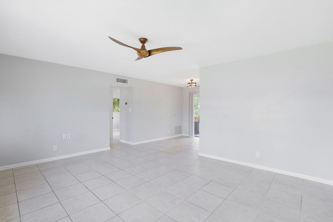 1136 S Alhambra Cir, Naples, FL 34103