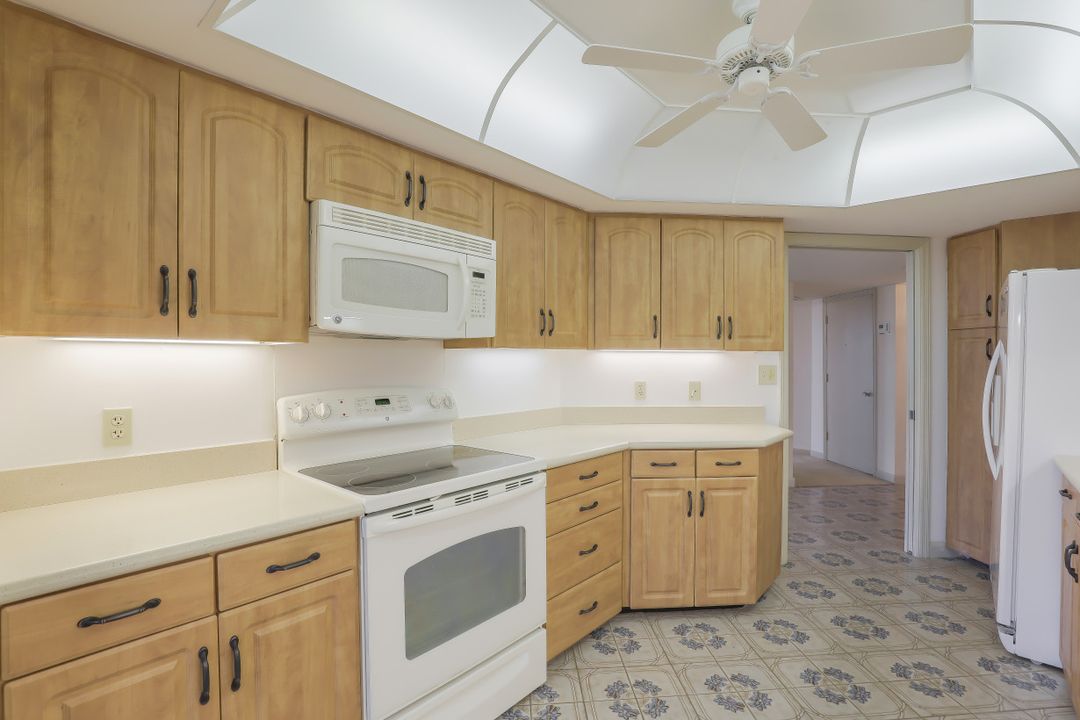 4901 Gulf Shore Blvd N #402, Naples, FL 34103