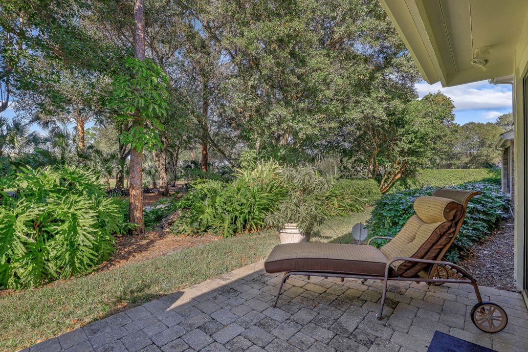 581 Gulf Park Dr, Naples, FL 34108