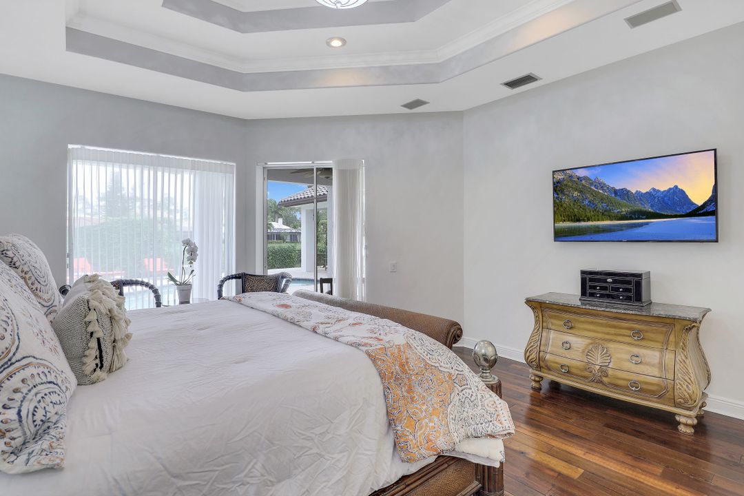 9925 Clear Lake Cir, Naples, FL 34109