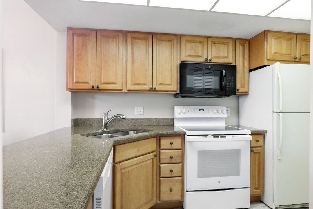 600 Neapolitan Way #346, Naples, FL 34103