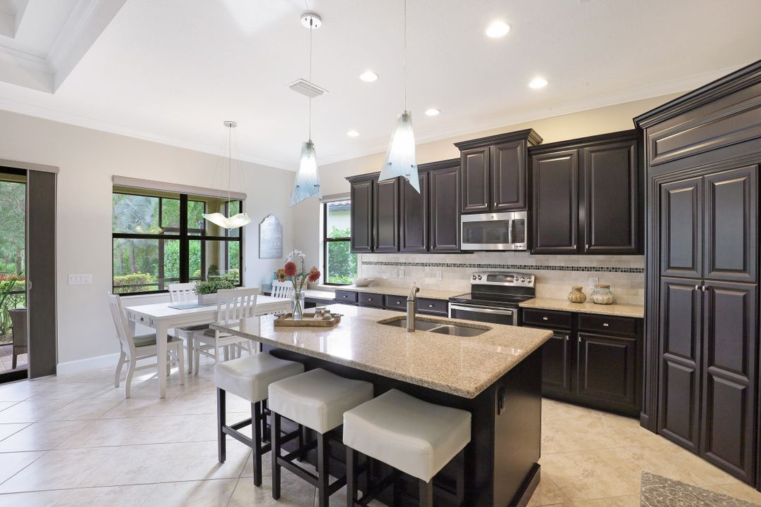 9367 Isla Bella Cir, Bonita Springs, FL 34135