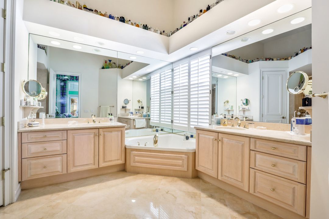 1064 Grand Isle Dr, Naples, FL 34108