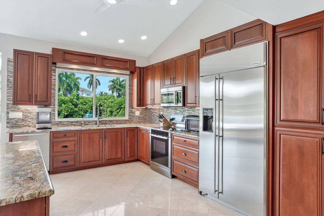 151 Bayview Ave, Naples, FL 34108