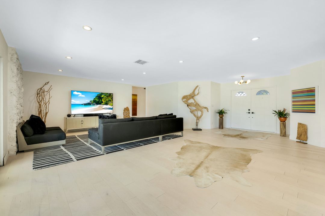 70 Thorncrest Ln, Naples, FL 34113