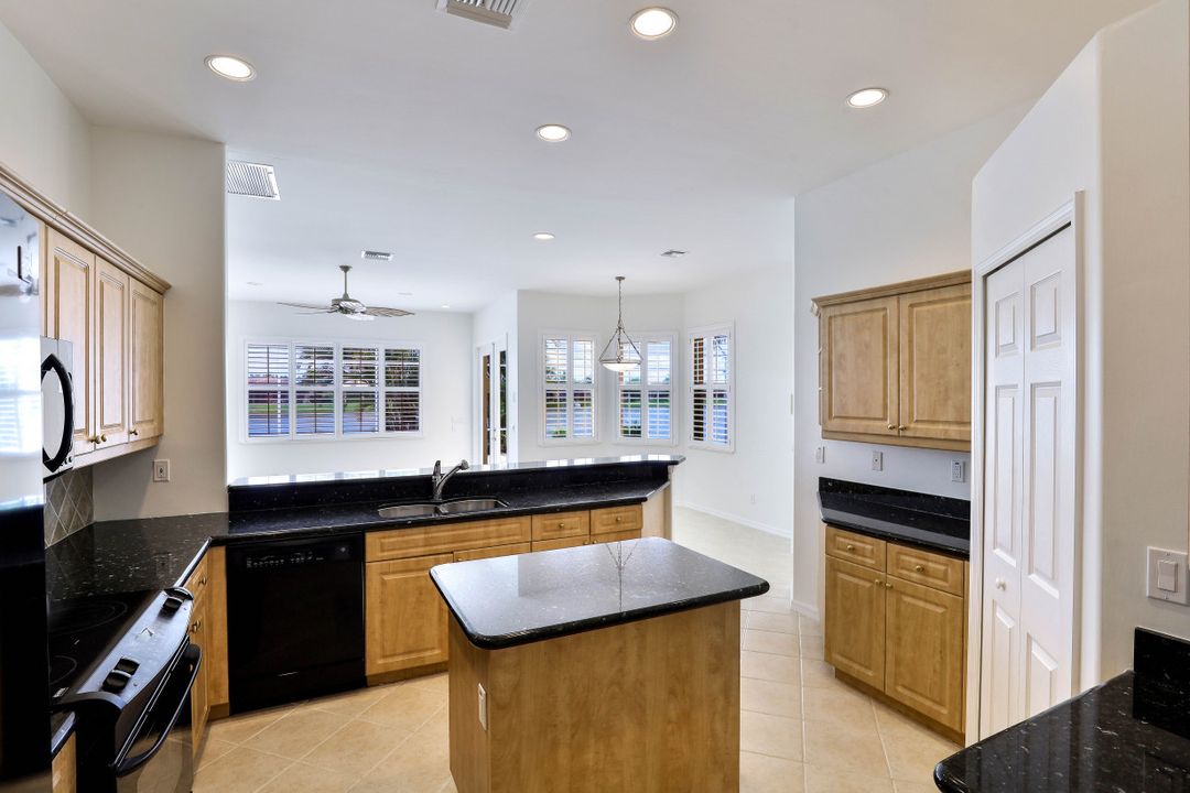 995 Chesapeake Bay Ct, Naples, FL 34120