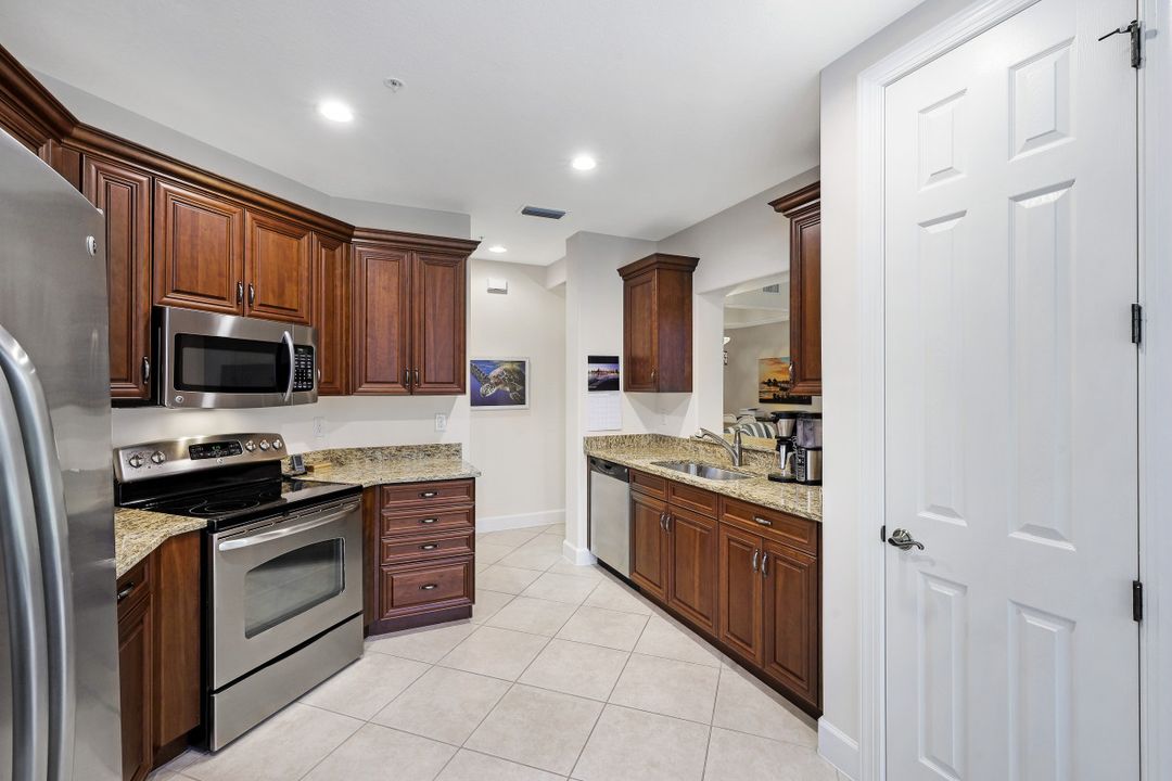8080 Players Cove Dr Unit 102, Naples, FL 34113