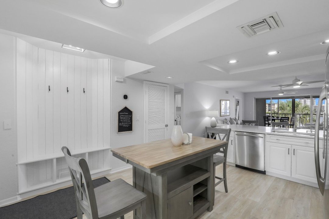 9101 Vanderbilt Dr #203, Naples, FL 34108