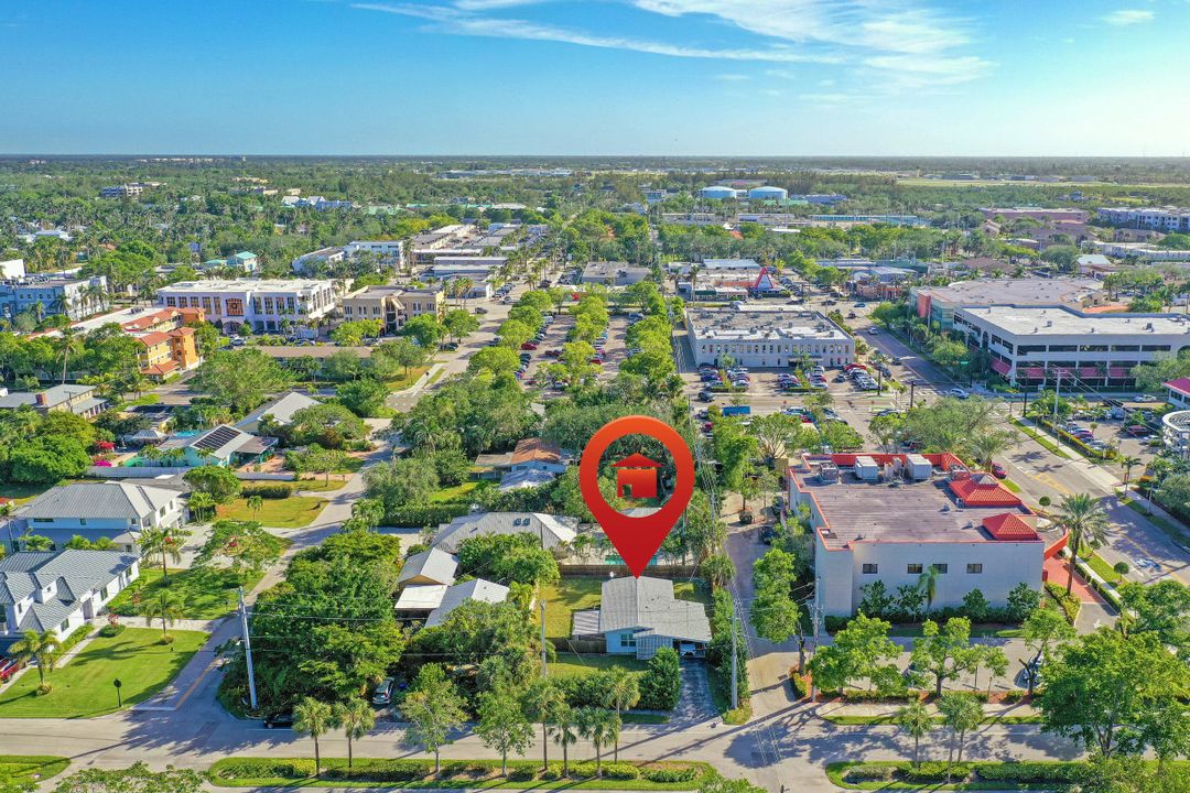 476 7th St N, Naples, FL 34102