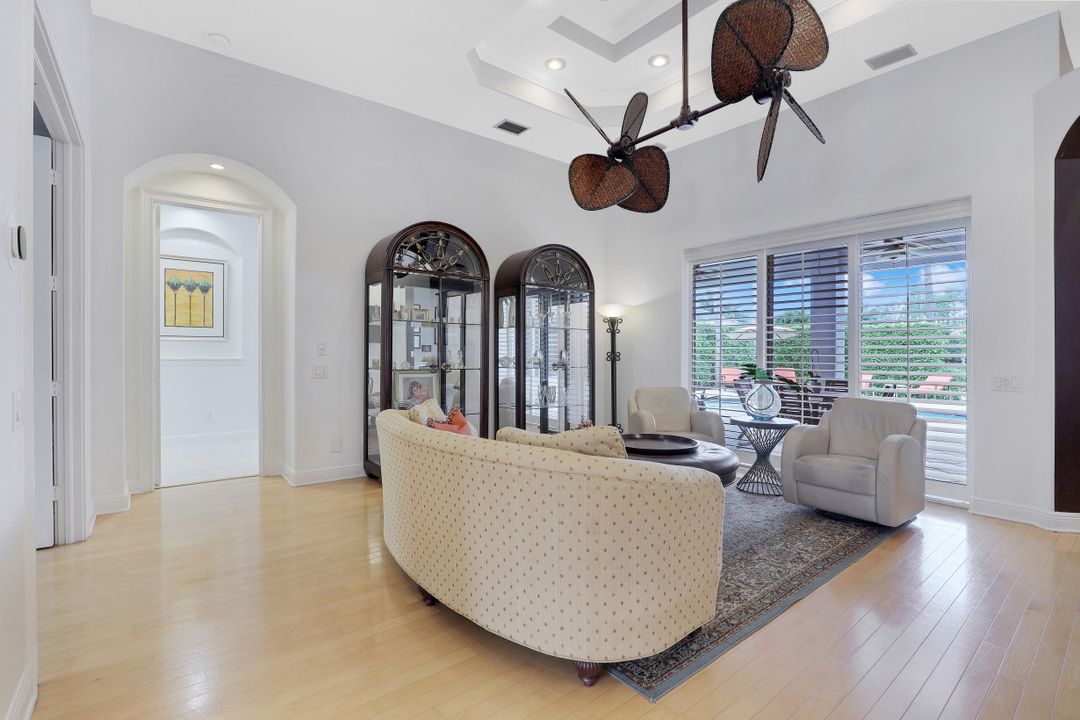 9925 Clear Lake Cir, Naples, FL 34109