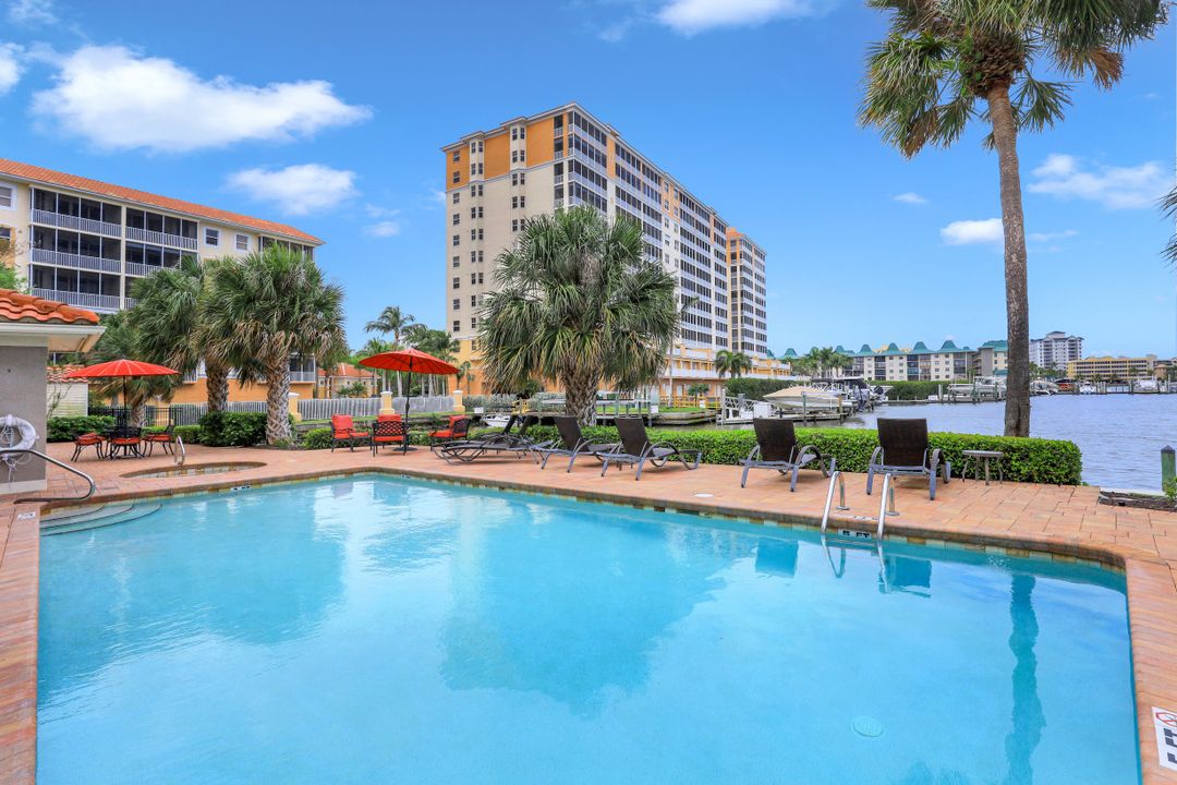 9101 Vanderbilt Dr #1-302, Naples, FL 34108