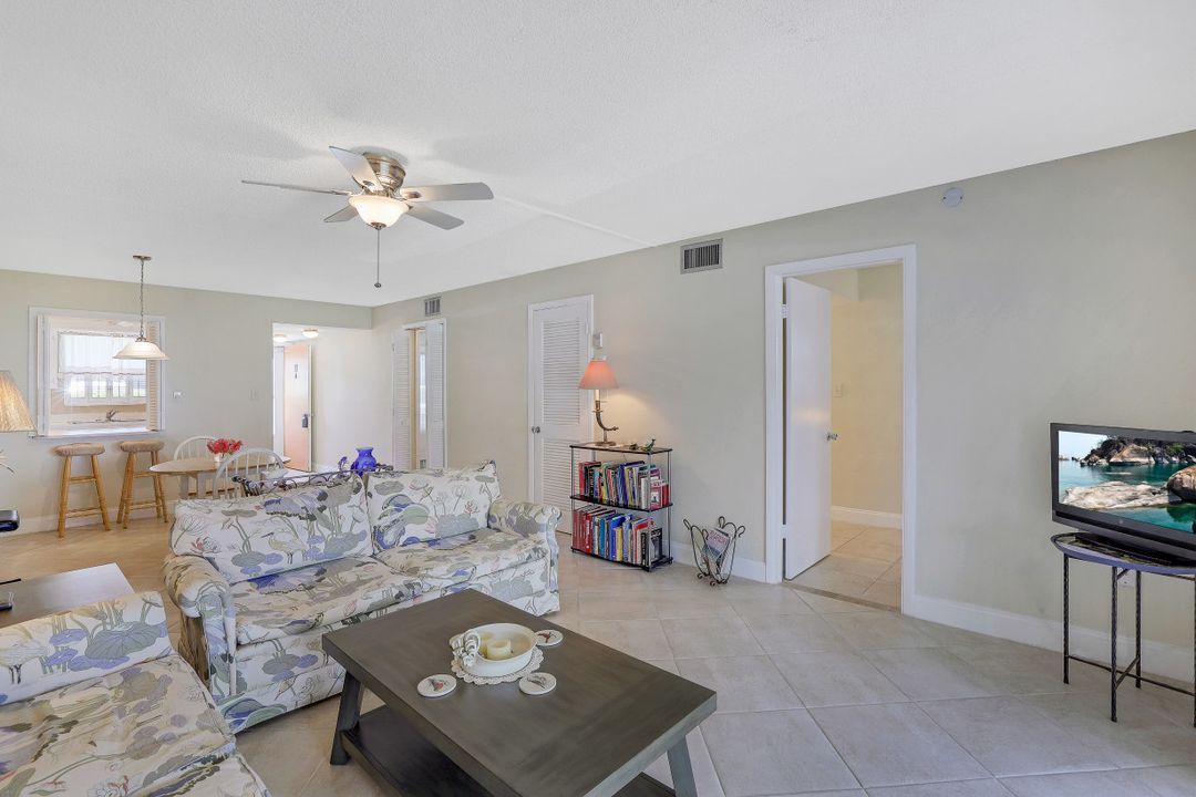 300 Valley Stream Dr #6A, Naples, FL 34113