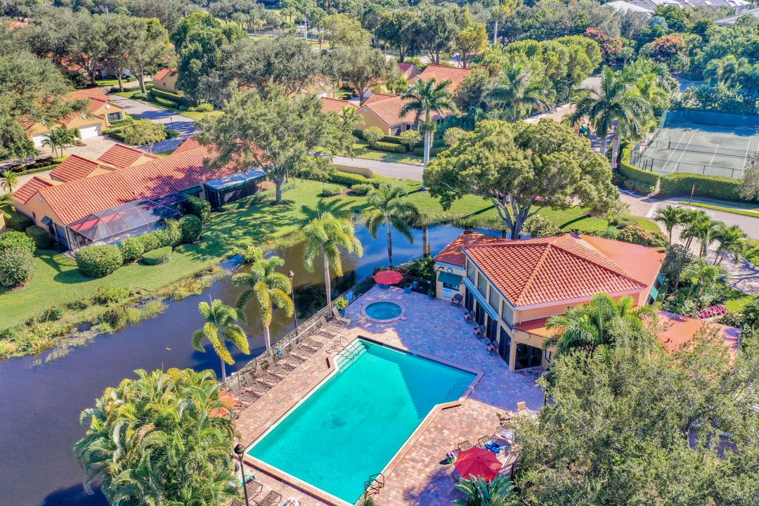 547 Beachwalk Cir, Naples, FL 34108