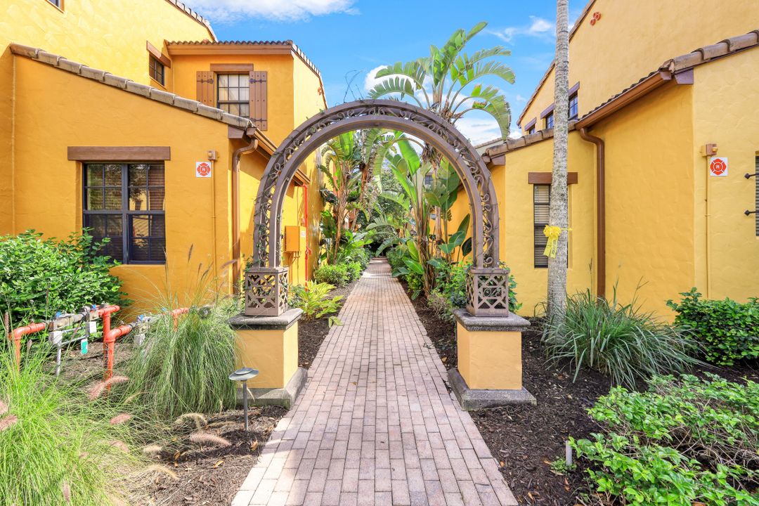 9128 Delano St #89-2, Naples, FL 34113