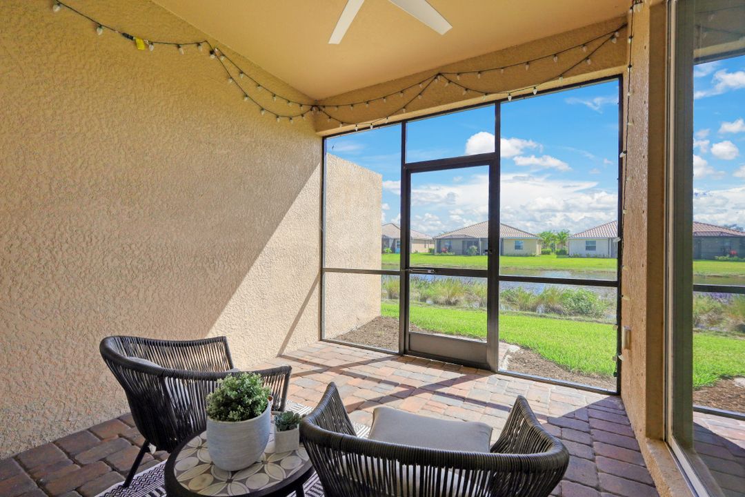 2042 Tamarron Ln, Naples, FL 34120