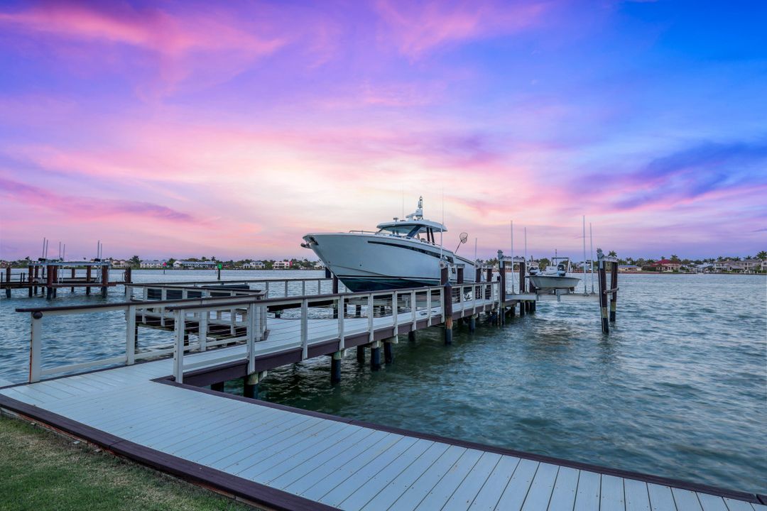 970 Aqua Cir, Naples, FL 34102